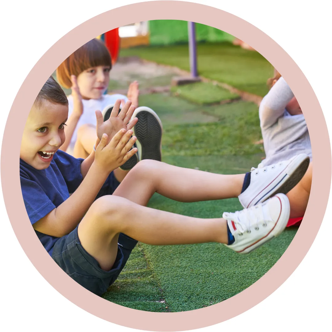 Kinder klatschen im Freien gemeinsam Rhythmusübungen – spielerische Wahrnehmungsübungen